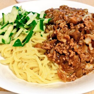 混ぜて炒めてピリピリに～鶏肉のジャージャー麺～